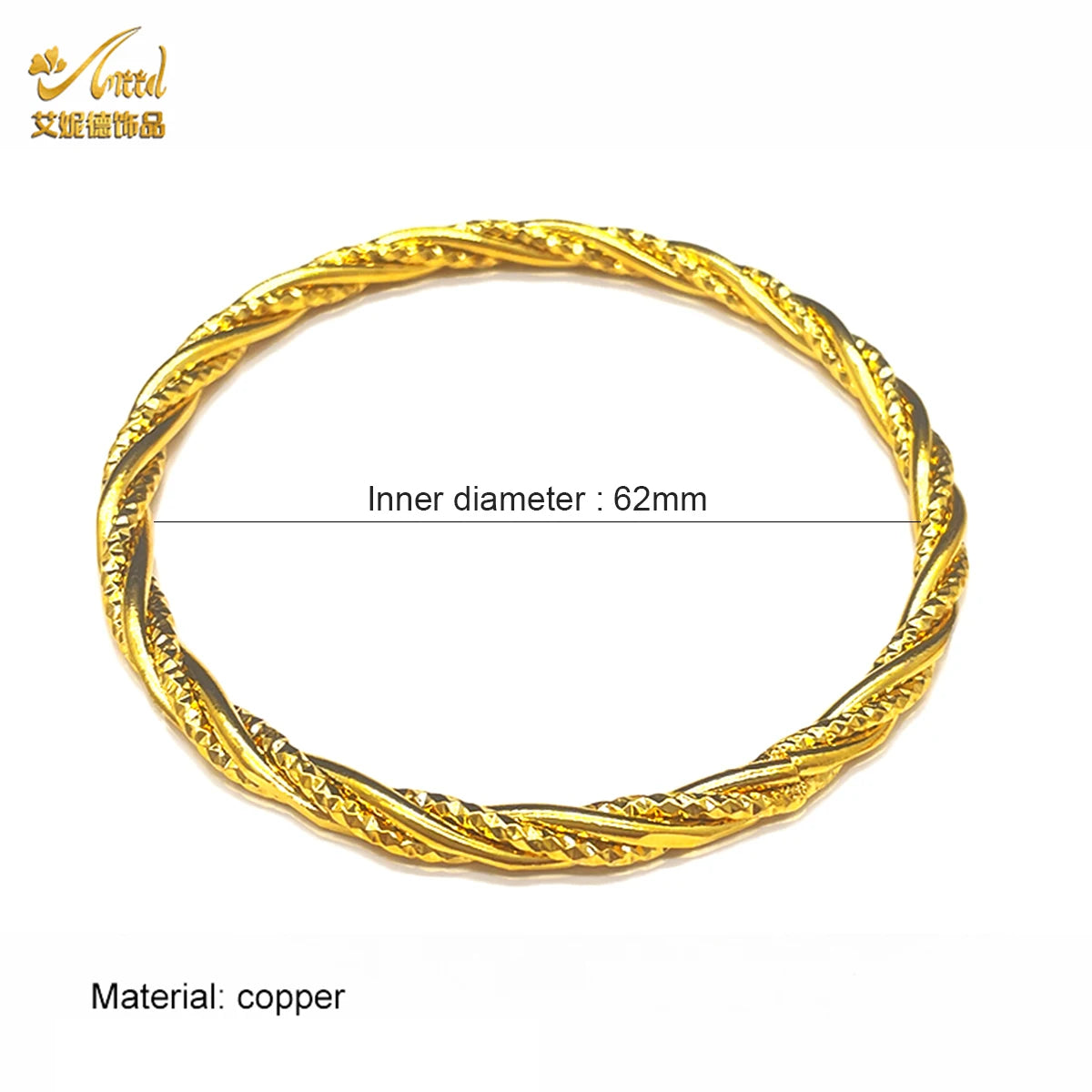 Nahaufnahme eines goldfarbenen, verdrehten Armbandes aus Kupfer mit einem Innendurchmesser von 62 mm.