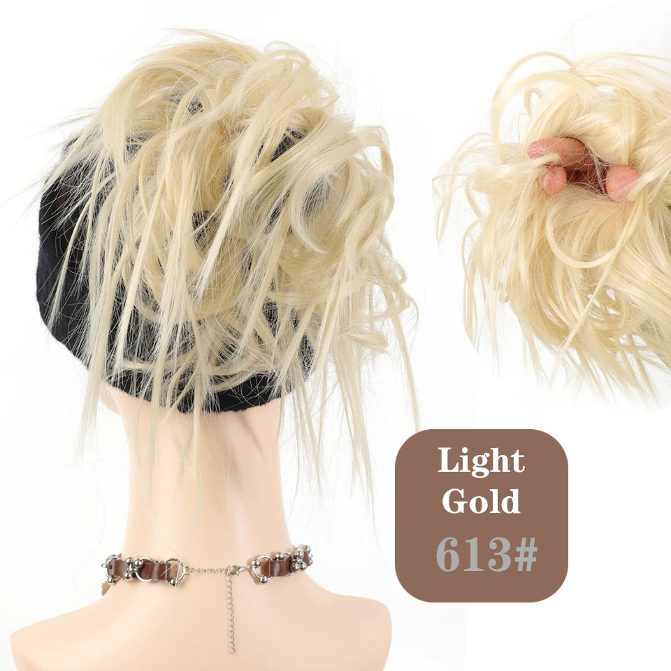 Hellgoldene, getöntes, synthetisches, zerzaustes Haar-Knoten-Verlängerung an einem Mannequin-Kopf.