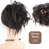 Braune schwarze Haare, die zu einem zerzausten Dutt gestylt sind.