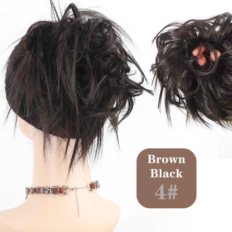 Braune schwarze Haare, die zu einem zerzausten Dutt gestylt sind.