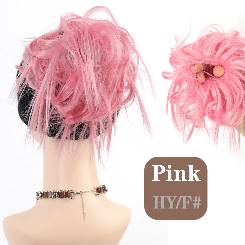 Pinkes, gefrorenes, feines, zerzaustes Haar-Pferde-Installations-Set auf einem Mannequin-Kopf.