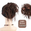 Hellbraune, zerzauste Haarknoten-Extensions auf dem Hals und Kopf eines Models.