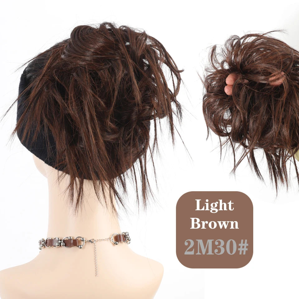 Hellbraune, zerzauste Haarknoten-Extensions auf dem Hals und Kopf eines Models.