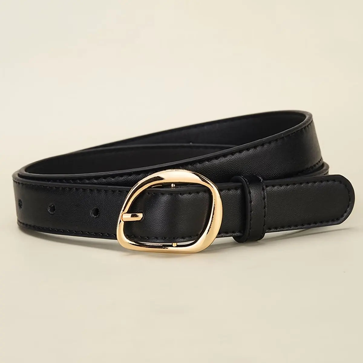 Schwarzer Leder-Accessoire-Gürtel mit einer goldfarbenen unregelmäßigen Schnalle.