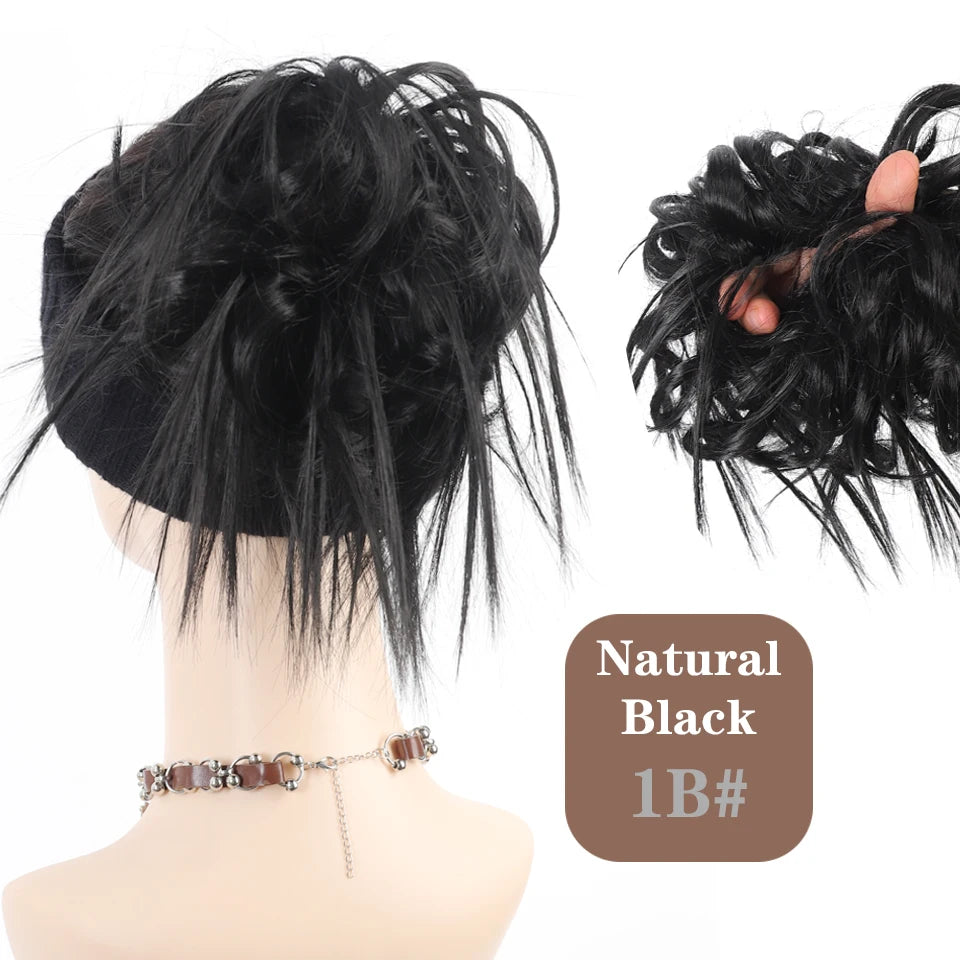 Natürliche schwarze, zerzauste Haarknoten-Extensions auf einer Mannequin-Kopf