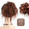 Goldbraune 30 Haarextensions, die einen zerzausten Dutt-Stil auf dem Hals eines Models zeigen.