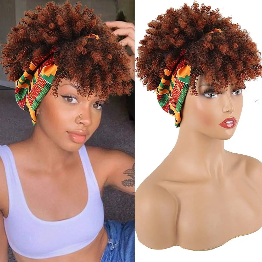 Primer plano de una peluca afro rizada con una diadema estampada naranja y verde, exhibida en un maniquí.