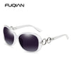 Klassische, oversized UV400 Sonnenbrille mit silbernem Rahmen und dunklen Linsen