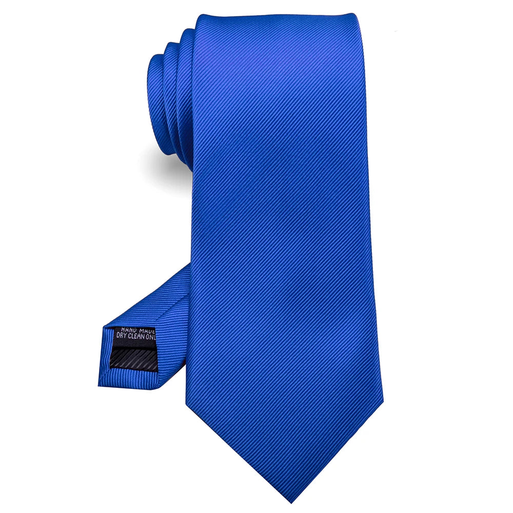 Une cravate en soie jacquard bleu vif à rayures diagonales roulées.