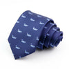 Corbata de seda jacquard azul marino con patrón repetitivo de patitos blancos pequeños.