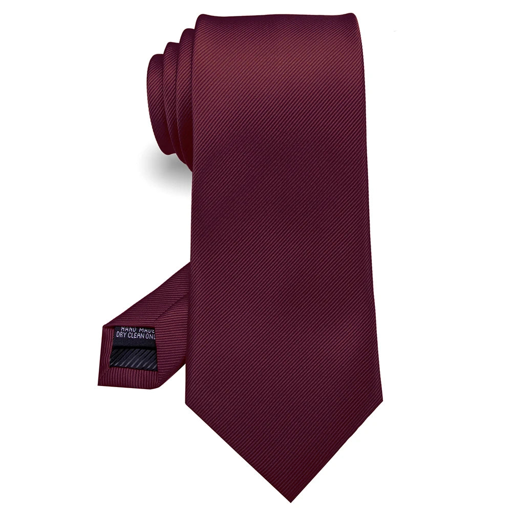 Cravate en soie jacquard marron, roulée et présentée sur fond blanc.