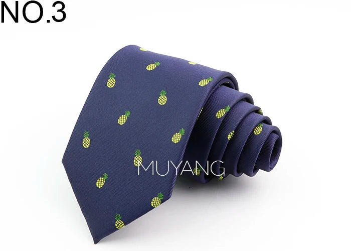 Corbata de seda jacquard azul marino para hombre con pequeños patrones de piña amarilla
