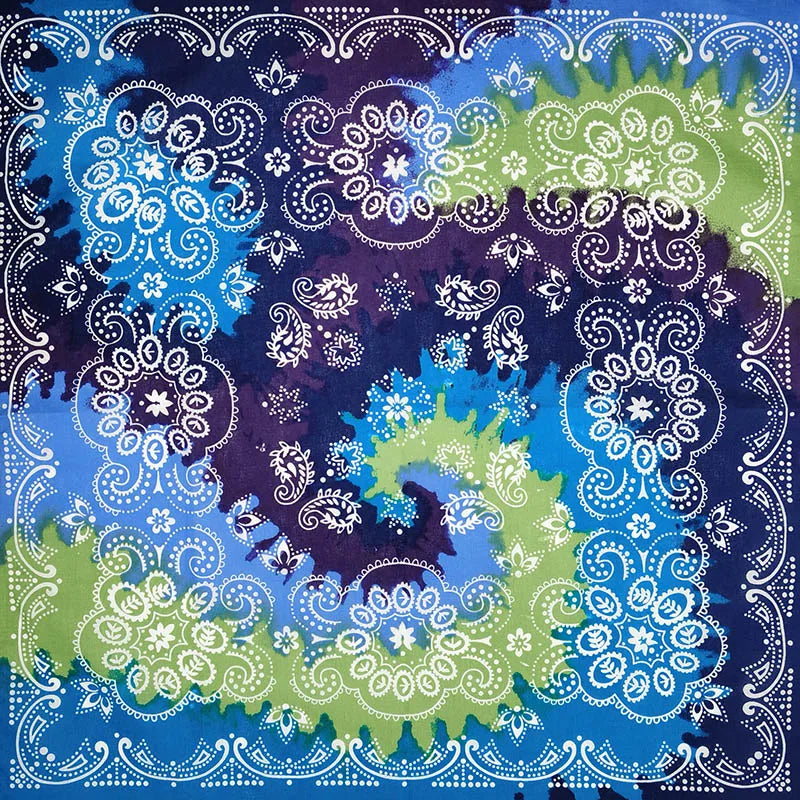 Pintura acuarela con patrones florales azules, morados y verdes arremolinados.