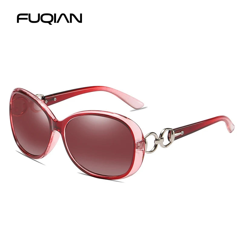 Ein Paar klassische, große Sonnenbrille mit roten Rahmen und getönten Linsen vor weißem Hintergrund.