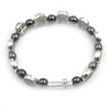 Pulsera de rosario con cuentas de plata y negro con medallones grabados.