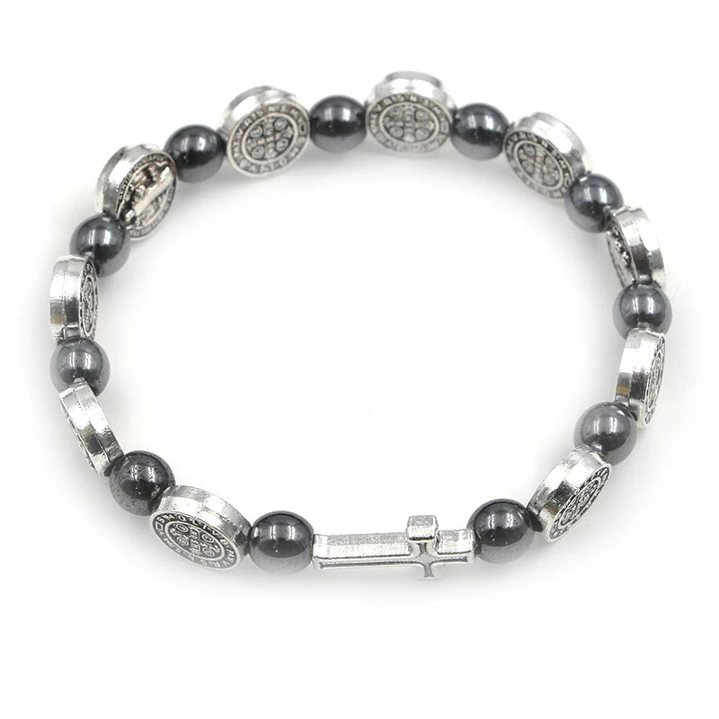 Pulsera de rosario con cuentas de plata y negro con medallones grabados.