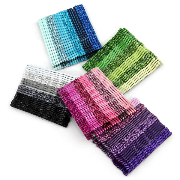 Eine Sammlung von 24 glitzernden, gewellten Haarbügeln und Bobby Pins in verschiedenen Blautönen, Grüntönen, Silber- und Viol