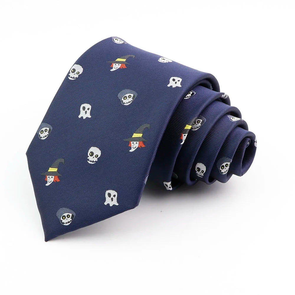 Corbata de seda jacquard azul marino con patrones repetidos de calavera y sombrero de bruja
