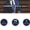 Un homme en costume avec une cravate de soie bleue à motif, faisant la promotion de la boutique officielle KAMBERFT.