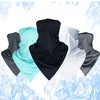 Colección de gaiteros y balaclavas de tela en negro, blanco y azul claro, exhibidos contra un fondo nevado.