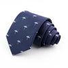 Corbata de seda jacquard azul marino con un patrón de pequeños paraguas azules claros