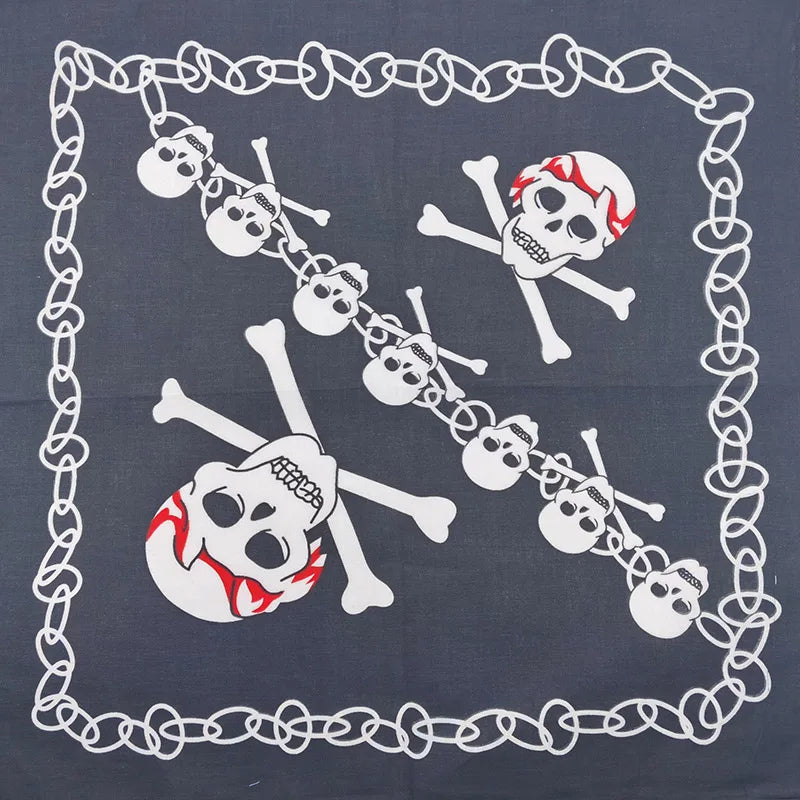 Tela negra con diseño de calavera y tibias cruzadas en blanco, enmarcado por un borde de cadena.