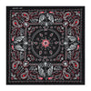 Pañuelo de tela negra con detallado patrón paisley y pluma rojo y blanco.