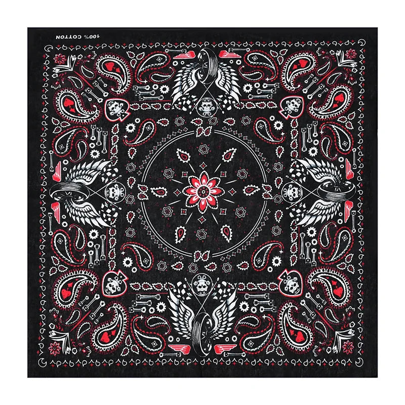 Pañuelo de tela negra con detallado patrón paisley y pluma rojo y blanco.