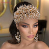 Nahaufnahme einer Modelin mit einem luxuriösen Diamanttiara-Brautstück mit zarten floralen Akzenten.