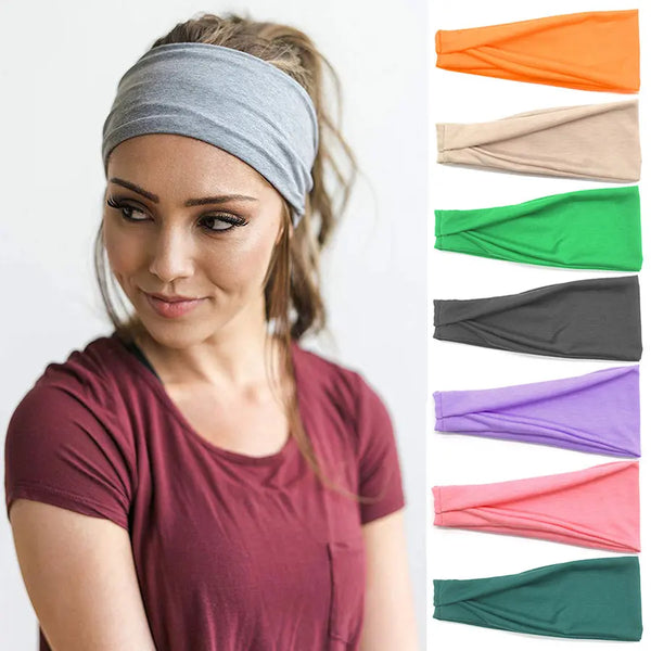 Una mujer modela varias pulseras de tela de colores, incluyendo naranja, beige, verde, negro, morado, rosa y verde oscuro.