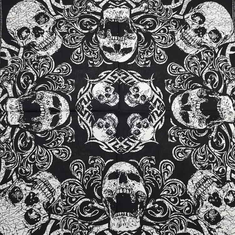 Diseño de calavera en blanco y negro en tela para bandana o pañuelo