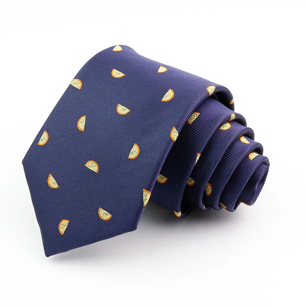 Corbata de seda jacquard azul marino para hombre con pequeños patrones de hoja de oro doblada