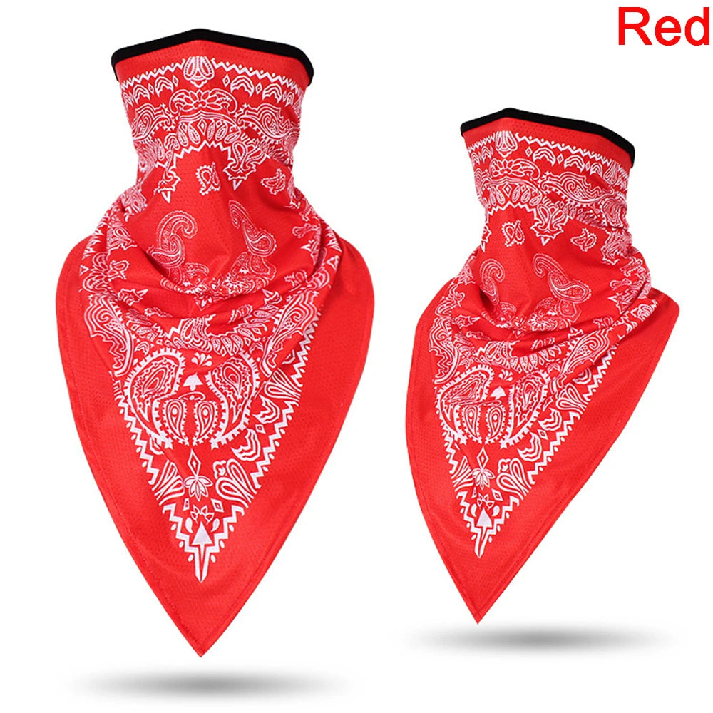 Gorro y balaclava rojos multifuncionales con patrones paisley blancos.