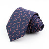 Corbata de seda jacquard azul marino con patrón repetitivo de bastones de caramelo rojos y blancos.