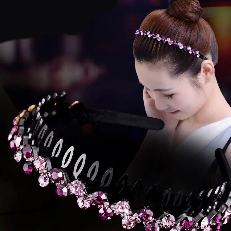 A woman is wearing a black pearl rhinestone anti-slip headband on her hair.