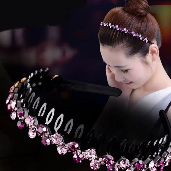 A woman is wearing a black pearl rhinestone anti-slip headband on her hair.