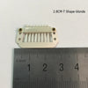 Pince pour extensions de cheveux blanche, avec boîtier en plastique et multiples dents, mesurée contre une règle.