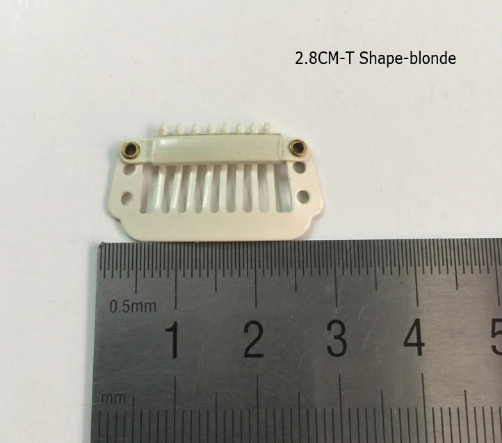Pince pour extensions de cheveux blanche, avec boîtier en plastique et multiples dents, mesurée contre une règle.
