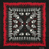 Diseño de tela cuadrada roja y negra con calaveras y cruces blancas, similar a una bandana o pañuelo decorativo.