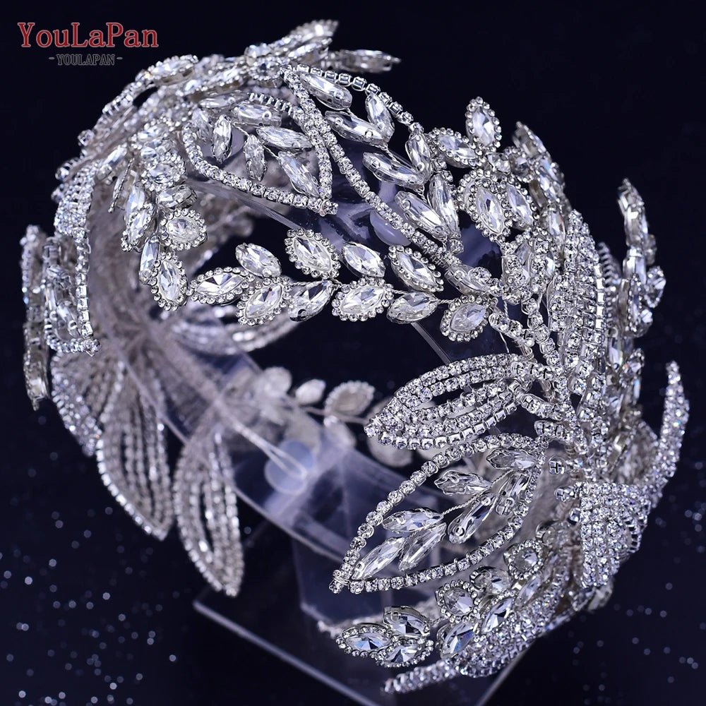 Nahaufnahme einer silbernen Strass-Brauttiara mit filigranen floralen und blattartigen Designs.