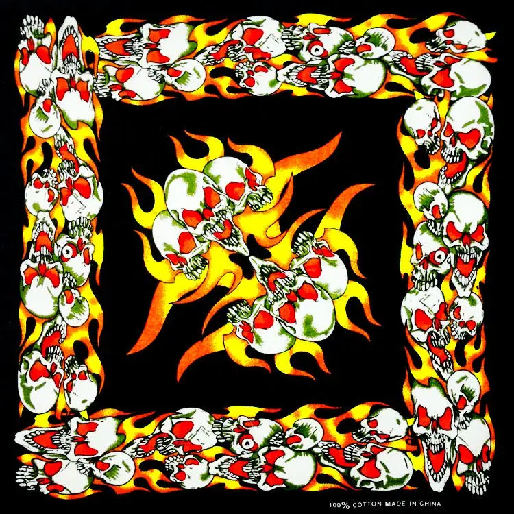 Marco decorativo con calaveras y llamas, usado como elemento de diseño para una bandana o pañuelo.
