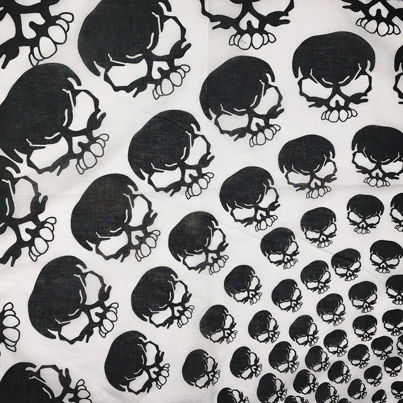 Tela con patrón de calavera negra, diseño repetitivo ideal para bandana o pañuelo.