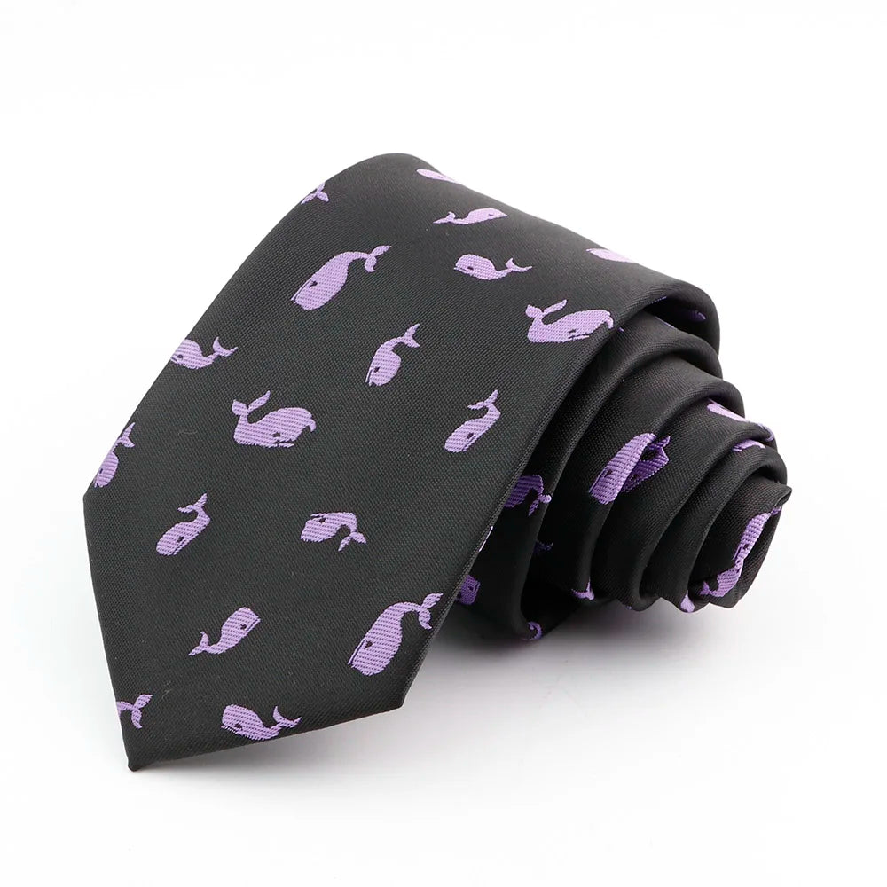 Corbata de seda negra jacquard con patrón repetitivo de caballos estilizados morados