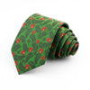 Corbata de seda jacquard verde oscuro con patrón repetitivo de hojas florales rojas.