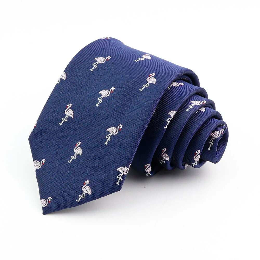 Corbata de seda jacquard azul marino para hombre con un patrón repetitivo de flamencos rosas