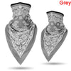 Gafete y balaclava gris multifuncionales con intrincado patrón paisley blanco