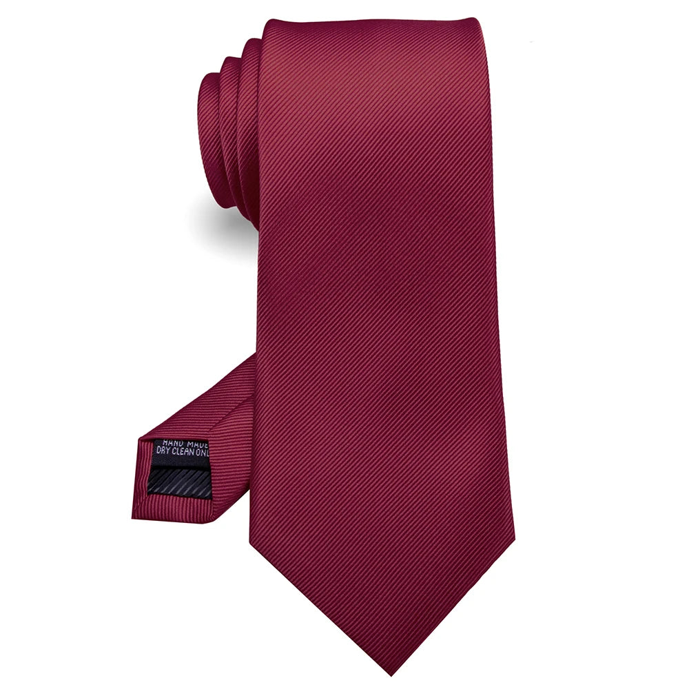 Cravate de soie jacquard marron, roulée et présentée sur fond blanc.