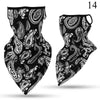 Gafete y balaclava con estampado paisley en blanco y negro