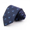 Corbata de seda jacquard azul marino con patrón de peces estilizados azul claro repetitivo enrollada