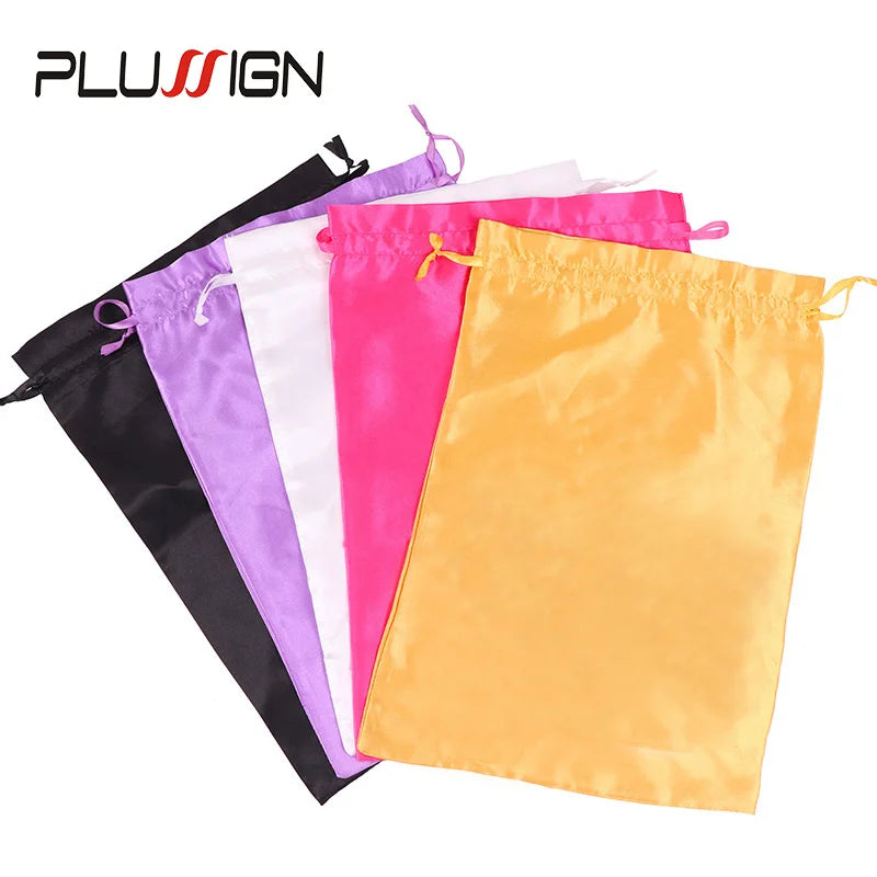 Eine Sammlung von Satin-Aufbewahrungstaschen in verschiedenen Farben, darunter schwarz, lila, weiß, rosa und gelb.